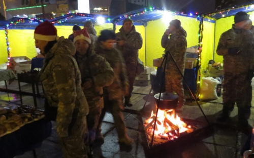 Полк «Азов» торговал пирожными и пирожками в центре Мариуполя по невероятным ценам (ФОТО)