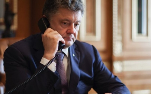 Порошенко по телефону рассказал Меркель о ситуации на Донбассе