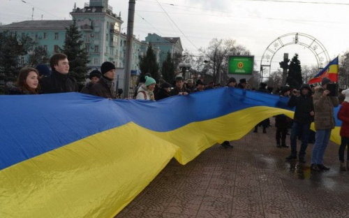 Порошенко: Вернуть украинский флаг на оккупированный Донбасс и Крым – сложно