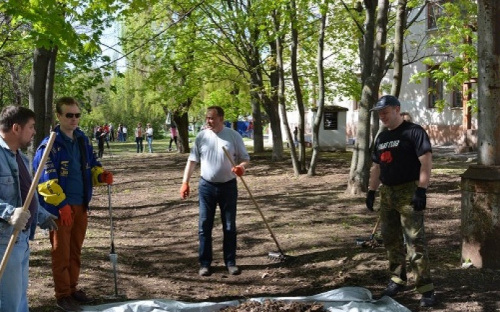 Последний общегородской субботник в Мариуполе собрал более 10 тысяч человек (ФОТО)