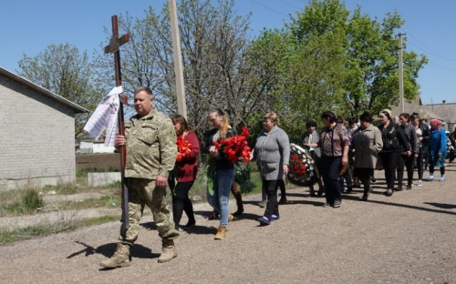 Повесился или убили? Под Мариуполем похоронили парня, отслужившего всего два дня (ДОПОЛНЕНО)