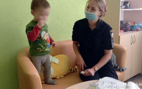 В Мариуполе босоногий двухлетний малыш бродил по дороге