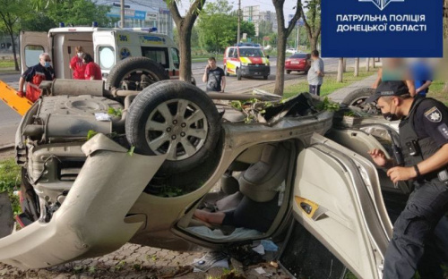 Трагедия на мариупольском проспекте: разбитый всмятку автомобиль перевернулся вверх дном (ДОПОЛНЕНО)