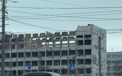 В центре Мариуполя в здании сгоревшего горсовета демонтировали крышу (ФОТОФАКТ)