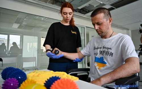 Українські лікарі врятували зір «азовцю», якому уламок снаряду потрапив у мозок