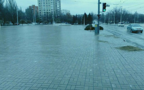В Мариуполе изобрели новый способ борьбы с гололедом (ФОТОФАКТ)