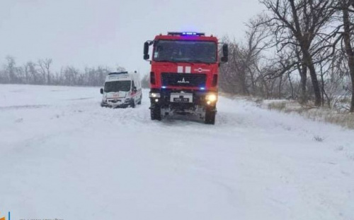 В снежных «ловушках» на Донетчине застревали автомобили «скорой»