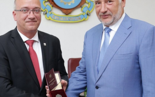 Президент Петр Порошенко отметил заслуги мариупольских металлургов