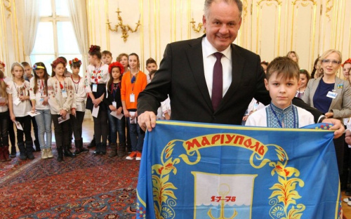 Президент Словакии развернул флаг Мариуполя