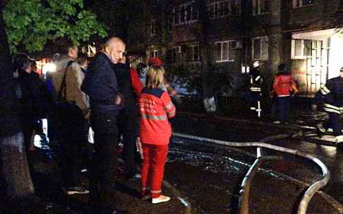 При пожаре в центре Мариуполе погибла пенсионерка, ее муж попал в больницу (ФОТО)