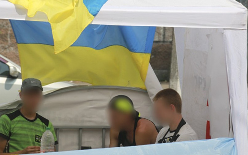 Прокуратуру в Мариуполе пикетируют подростки за 100 грн. в день: Полиция проводит проверку (ФОТО)