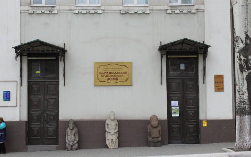 «Вдалося вивезти з окупації» - в Івано-Франківську показали оцифровані експонати з історії Маріуполя