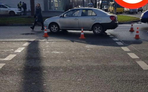 В Мариуполе автомобиль сбил женщину на пешеходном переходе