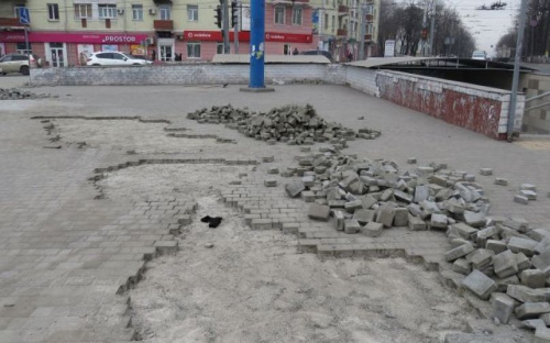 Мариуполь доказал, что демонтаж скандальной плитки с Греческой площади неизбежен (ФОТО)