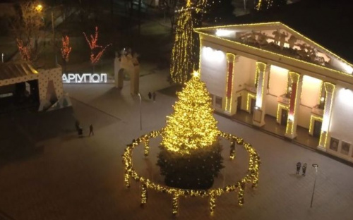 Мариупольцам показали, как зажигали огни на главной елке города. Эксклюзивное видео с квадрокоптера