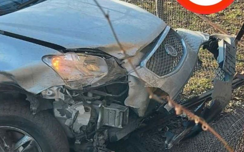 В Мариуполе в результате ДТП легковой автомобиль снес забор 