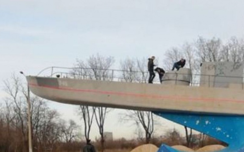 Компания мужчин пыталась отломать дуло от бронекатера в Мариуполе