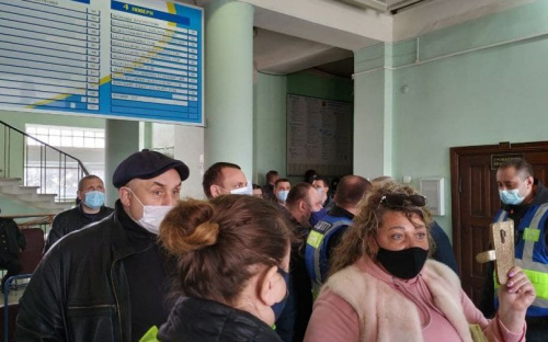 В Мариуполе активисты вновь пытаются сорвать сессию горсовета