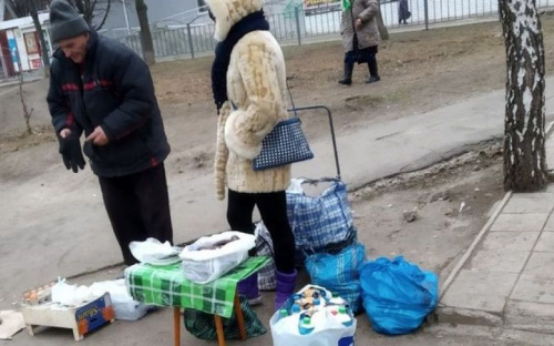 «Прикрыли лавочку»: в Мариуполе провели рейд по ликвидации стихийной торговли (ФОТО)