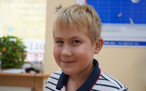 «Без цієї допомоги - не зміг би чути» - Фонд Ріната Ахметова передав слухові апарати 7-річному Віті з Миколаєва