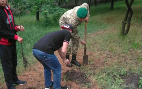 В мариупольской Сартане пограничники и школьники заложили новый сад (ФОТО)