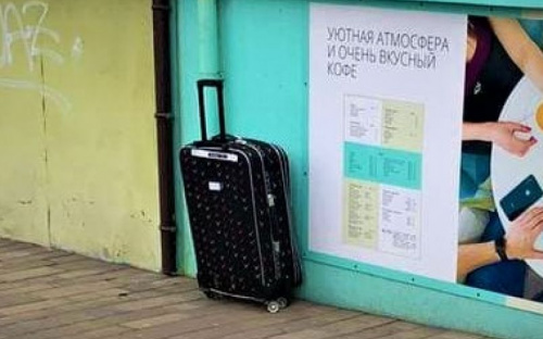 Черный чемодан напугал жителей в центре Мариуполя