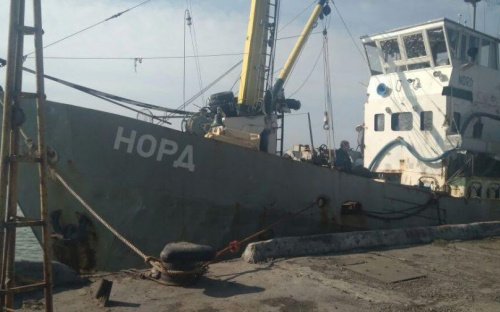 В сети появилось видео с попыткой экипажа «Норд», осужденного в Мариуполе, покинуть Украину (ВИДЕО)