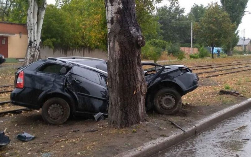 Машина «всмятку»: в Мариуполе водитель «Шевроле» врезался в дерево