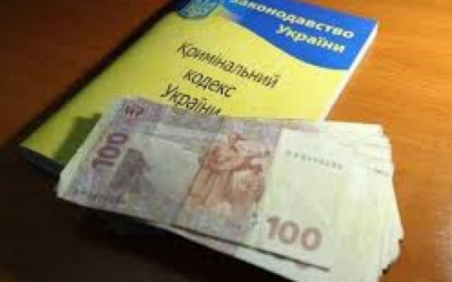 Сотрудница налоговой инспекции в Мариуполе попалась на взятке в 100 тыс. грн.