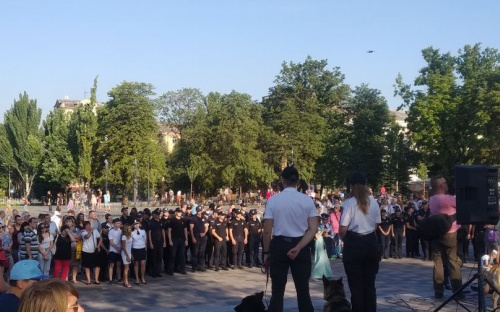 Сотни мариупольцев собрались в центре города на нестандартном фестивале (ФОТО)
