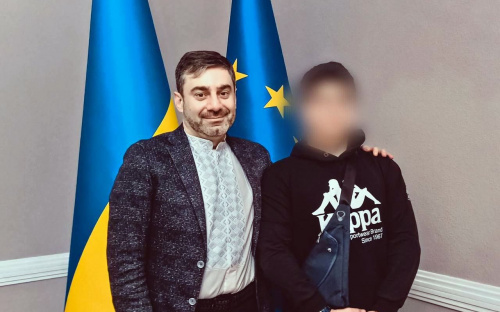 В Україну повернули хлопця з-під Маріуполя, якого незаконно всиновили в росії