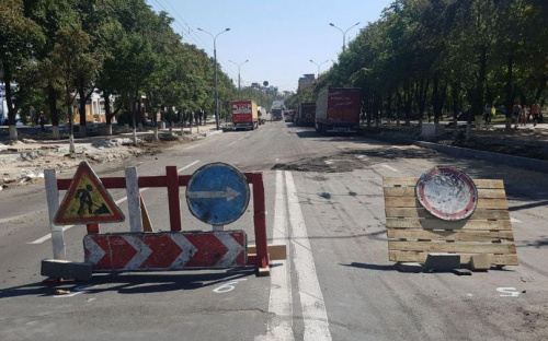В перекрытом на ремонт центральном проспекте Мариуполя ни одного рабочего (ФОТОФАКТ - ДОПОЛНЕНО)