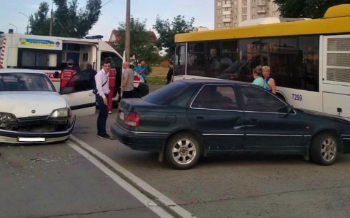 В Мариуполе легковушка врезалась в автобус