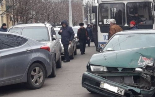 Гололед спровоцировал тройное ДТП в Мариуполе (ФОТОФАКТ)