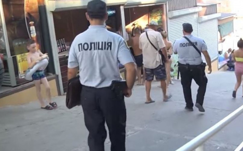 Продавщица одного из прибрежных кафе под Мариуполем бросила товар, убегая от полиции