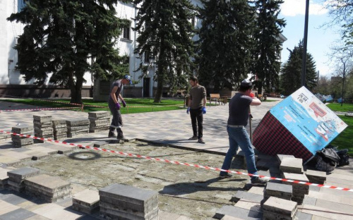 В Мариуполе заново укладывают просевшие тротуары Театрального сквера (ФОТОФАКТ)