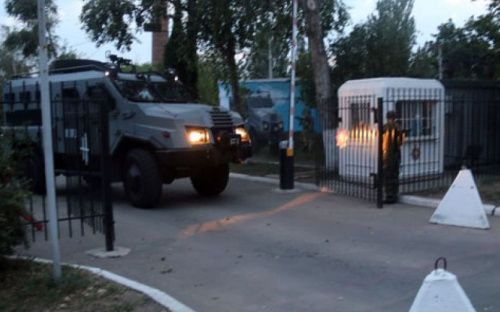 Ночной Мариуполь патрулирует спецназ в броневике (ФОТО)