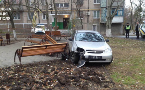 Пьяный водитель в Мариуполе, скрываясь от полиции, врезался в скамейку (ФОТО)