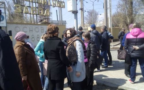 В Мариуполе трудовой коллектив СРЗ провел митинг, требуя выплатить миллионные долги по зарплате