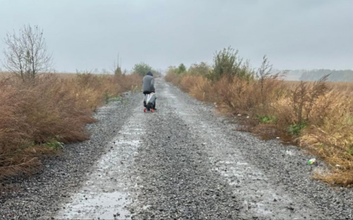 Ночівля в полі та платні черги: з чим стикаються мешканці Донбасу під час евакуації через КПП на кордоні з РФ