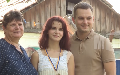 Юная певица из села под Мариуполем победила на международном конкурсе в Болгарии