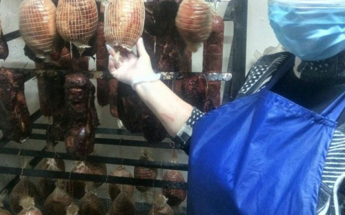 В Мариуполе женщина продала автомобиль и открыла колбасный бизнес