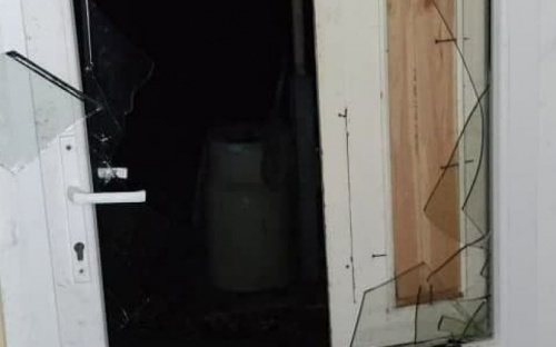 Житель Донетчины через окно залез в чужой дом с топором и пытался спрятаться за мебелью