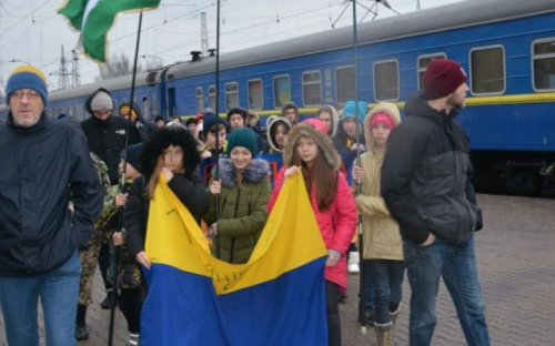 «Поезд единения»: украинская молодежь поздравила мариупольцев с наступающими праздниками (ФОТО)