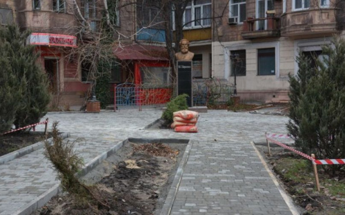 В центре Мариуполя ремонтируют дорожки к памятникам Шевченко и Короленко (ФОТОФАКТ)