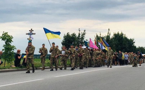 На Донетчине люди, стоя на коленях, провели в последний путь убитого разведчика