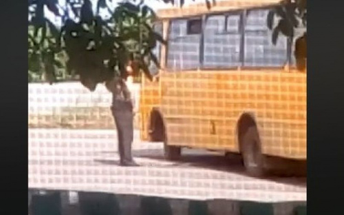 В Мариуполе водители маршруток справляют нужду на остановках (ВИДЕО)
