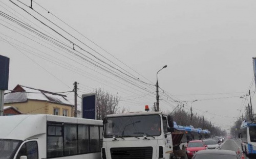В Мариуполе снегоуборочная машина «зацепила» маршрутку. Движение затруднено