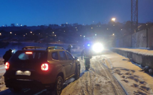 В Мариуполе семеро спасателей вытягивали автомобиль из песка