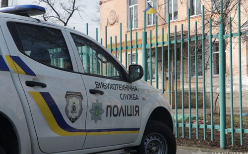 В мариупольской школе полицейские, взрывотехники и кинологи искали опасный предмет